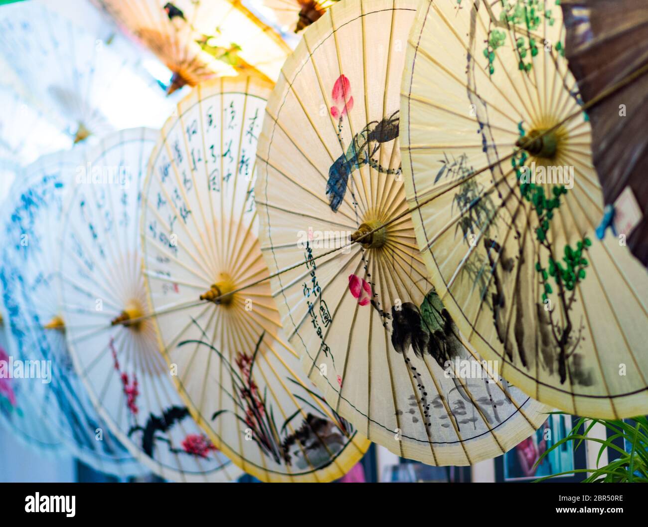 Peking / China - 17. Juli 2016: Dekoriert chinesischen Öl-Papier Regenschirme auf dem Display Stockfoto