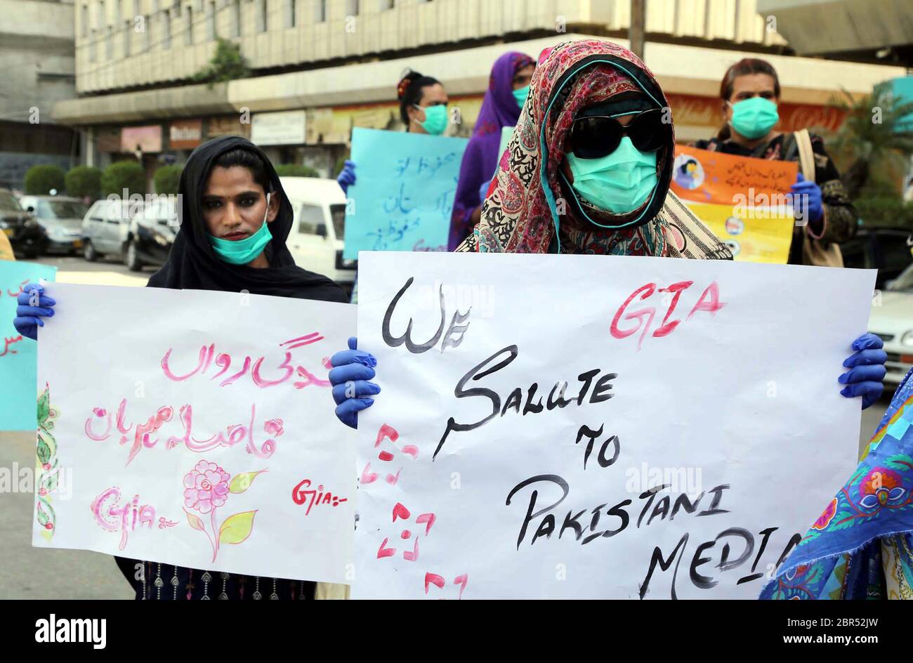 Mitglieder der Transgender Community halten am Mittwoch, den 20. Mai 2020, im Presseclub Karachi eine Demonstration über das Coronavirus (COVID-19) ab. Stockfoto