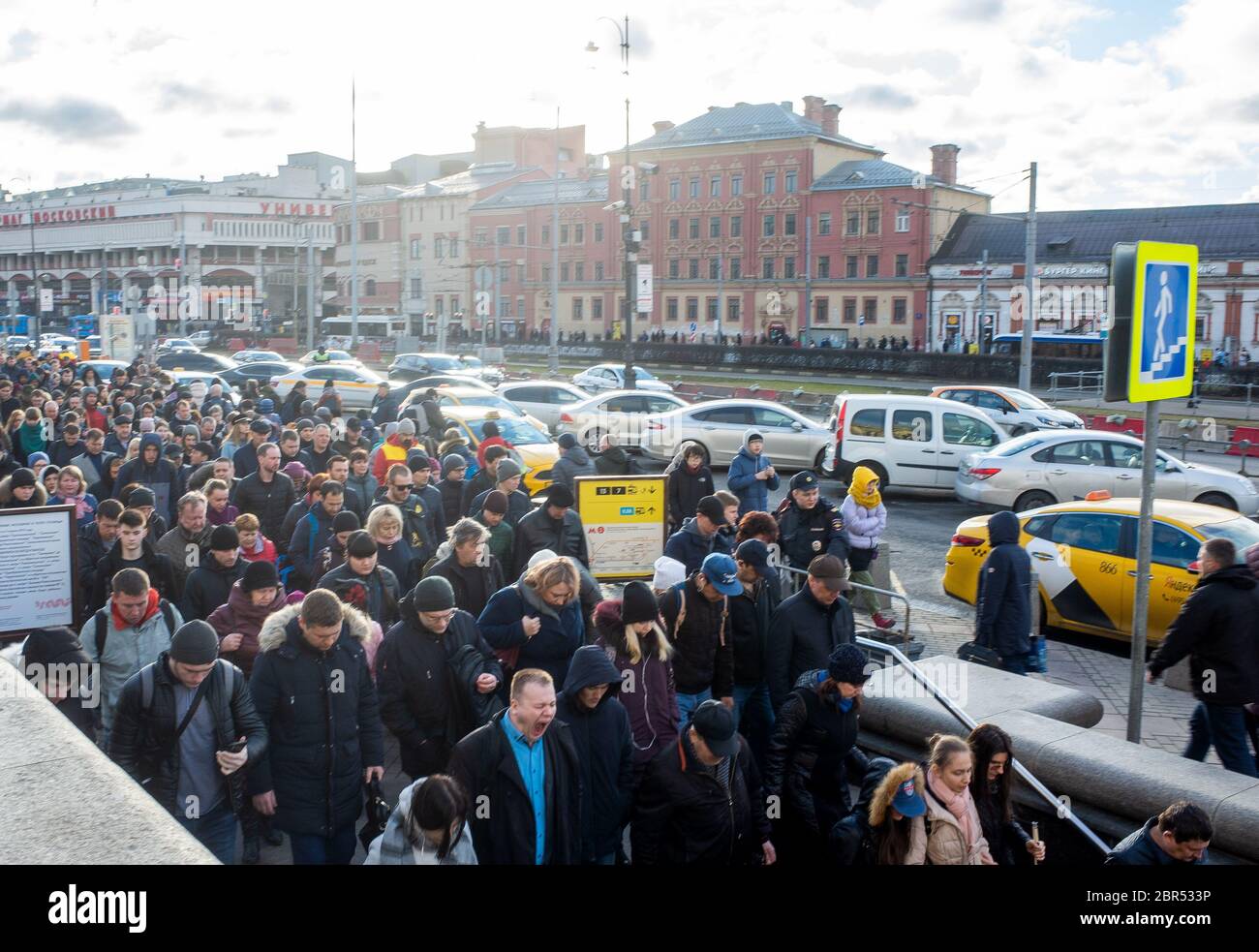 1. April 2019 Moskau, Russland. Eine Menge Passagiere steigen in die U-Bahn während der morgendlichen Rush Hour auf dem Platz von drei Stationen in Moskau. Stockfoto