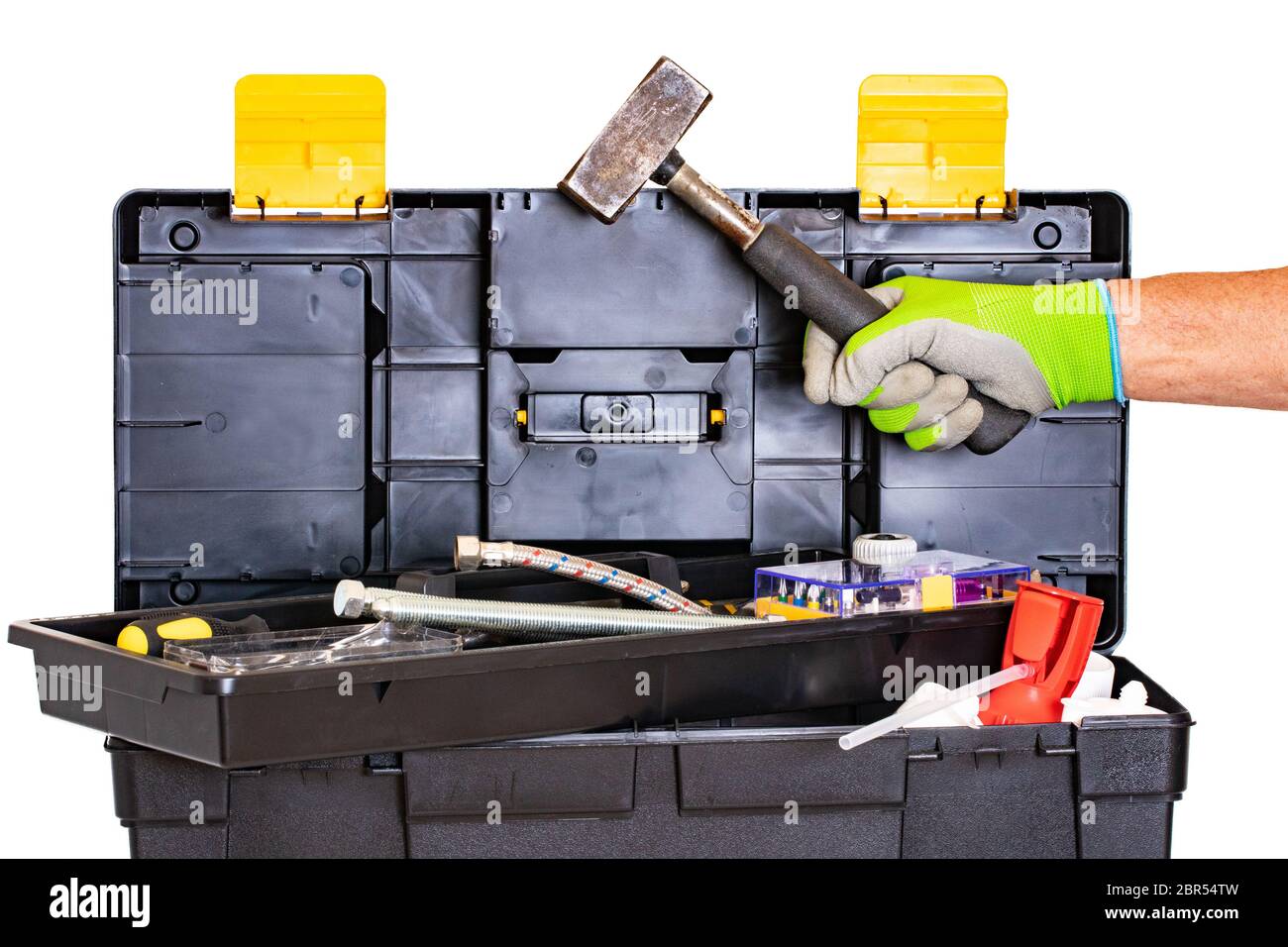 Klempner oder Zimmermann Werkzeugkasten isoliert. Werkzeugkasten aus schwarzem Kunststoff mit verschiedenen Werkzeugen und einer mans Hand mit Handschuh, die einen Hammer aus Stahl hält. Isol Stockfoto