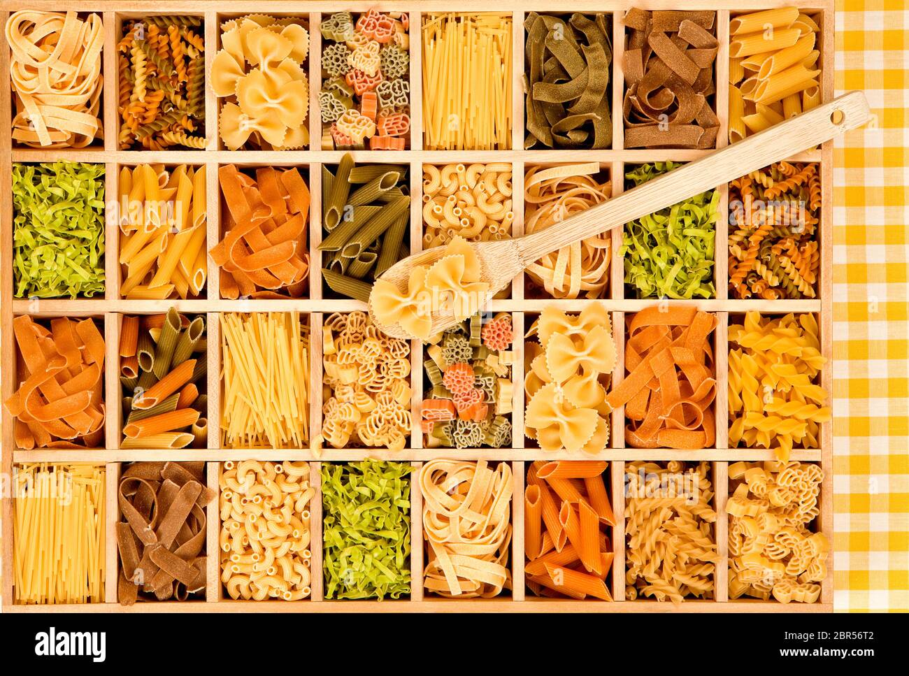 Colofrul pasta variaton von oben. Pappardelle, Spaghetti, Makkaroni, tagliatelle Nudeln flach. Stockfoto