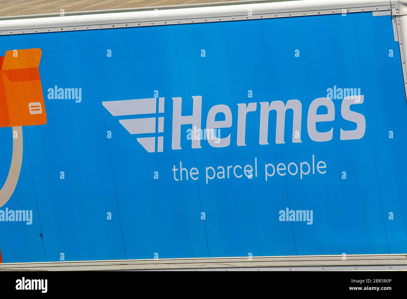 Hermes Senden, Empfangen, Pakete zurücksenden Box van; Spedition Delivery  Trucks, LKW, Transport, LKW, Frachtführer, Kurierfahrzeug, europäische  Transportindustrie, M6 britische Autobahnen in Manchester Stockfotografie -  Alamy