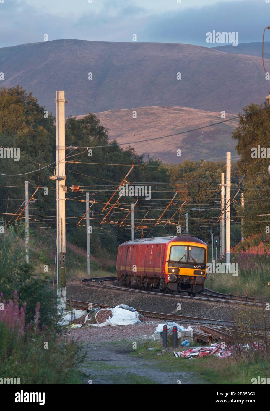 Der 1749 Shieldmuir - Warrington Dallam Royal Mail Zug fährt an Grayrigg, Cumbria (betrieben von DB Cargo) vorbei Stockfoto