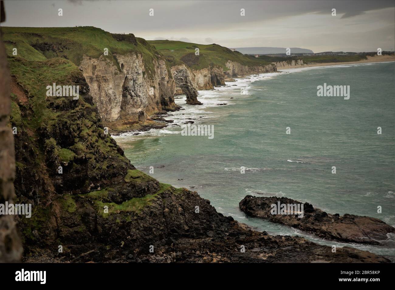 Klippen entlang der nordirischen Küste. Nordirland Stockfoto