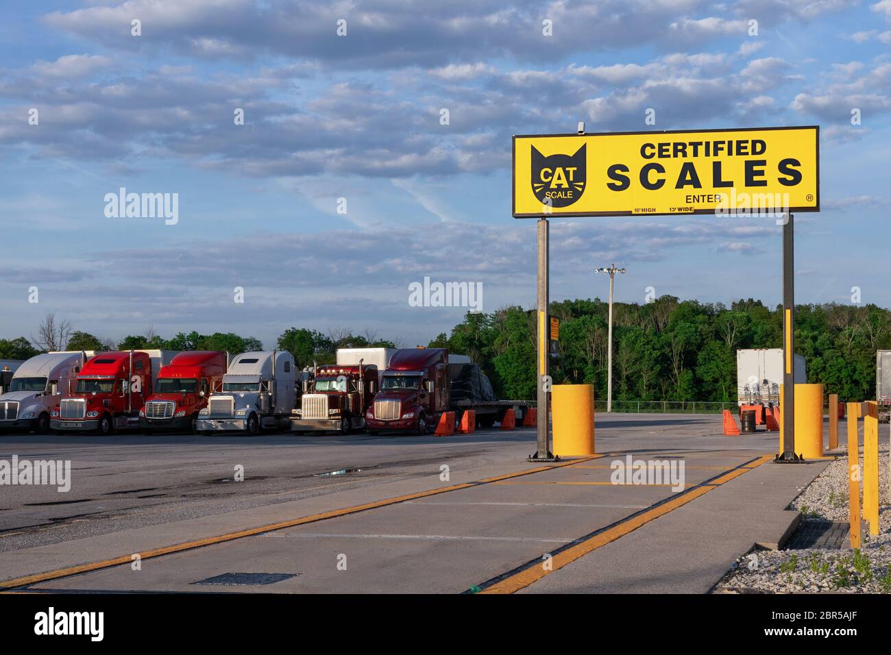 Mt. Vernon, Missouri - Juni 12 2019 - CAT-Skala. Sertified LKW und Anhänger Maßstab. Moderne LKW verschiedener Modelle Transport verschiedener Art Stockfoto