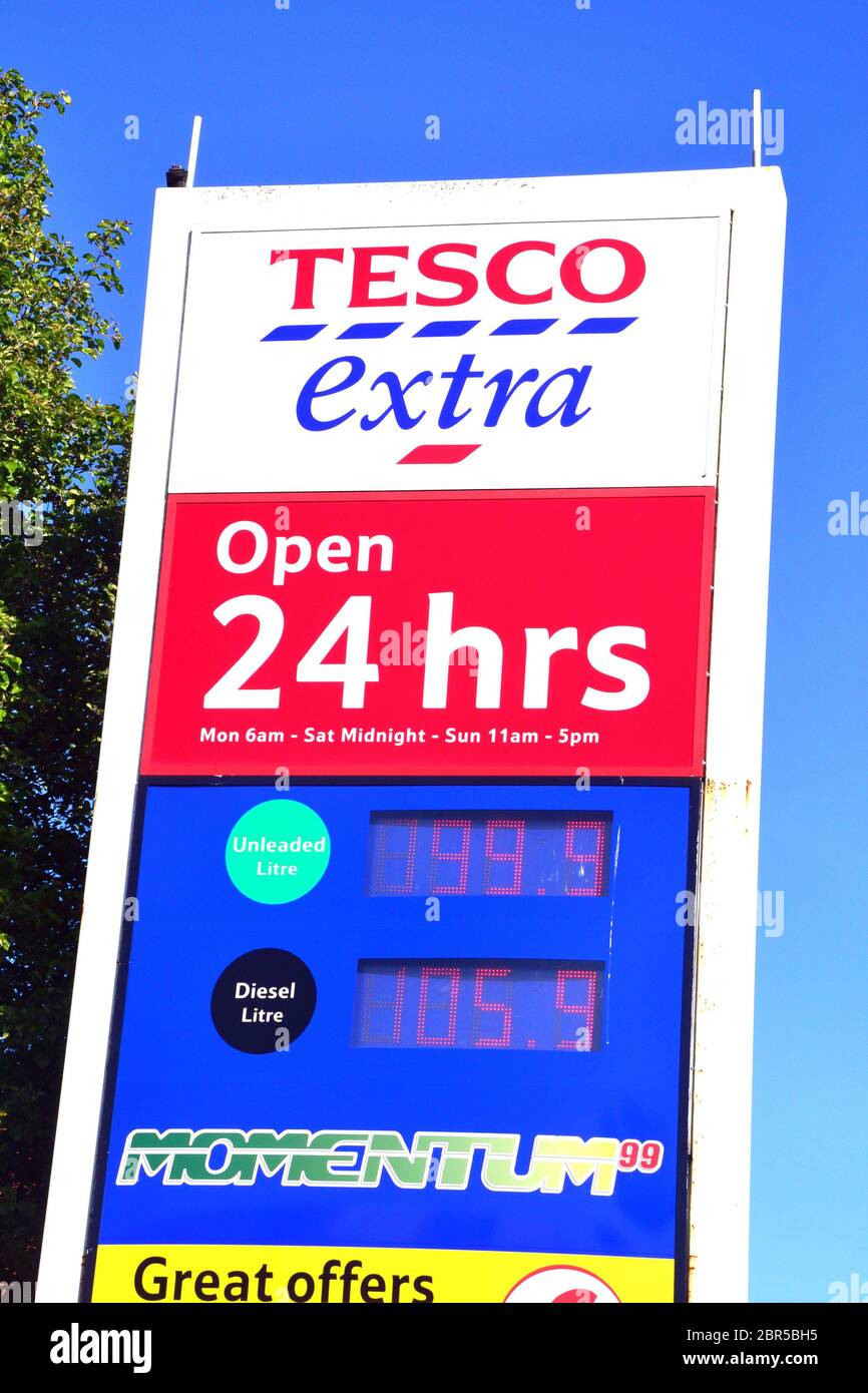 Benzin fällt unter £1 pro Liter in großbritannien. Ein Tesco Extra Tankstellen- oder Garagenpreissilder in Gorton, Manchester, England, Großbritannien, 20. Mai 2020, zeigt bleifreies Benzin bei 99.9 Pence pro Liter und Diesel bei 105.9 Pence pro Liter. Die Ölpreise fielen im Frühjahr 2020 während der Coronavirus- oder Covid-Pandemie 19, als sie fuhren, und alle Arten von Reisen gingen weltweit zurück. Stockfoto