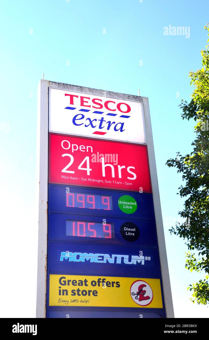 Benzin fällt unter £1 pro Liter in großbritannien. Ein Tesco Extra Tankstellen- oder Garagenpreissilder in Gorton, Manchester, England, Großbritannien, 20. Mai 2020, zeigt bleifreies Benzin bei 99.9 Pence pro Liter und Diesel bei 105.9 Pence pro Liter. Die Ölpreise fielen im Frühjahr 2020 während der Coronavirus- oder Covid-Pandemie 19, als sie fuhren, und alle Arten von Reisen gingen weltweit zurück. Stockfoto