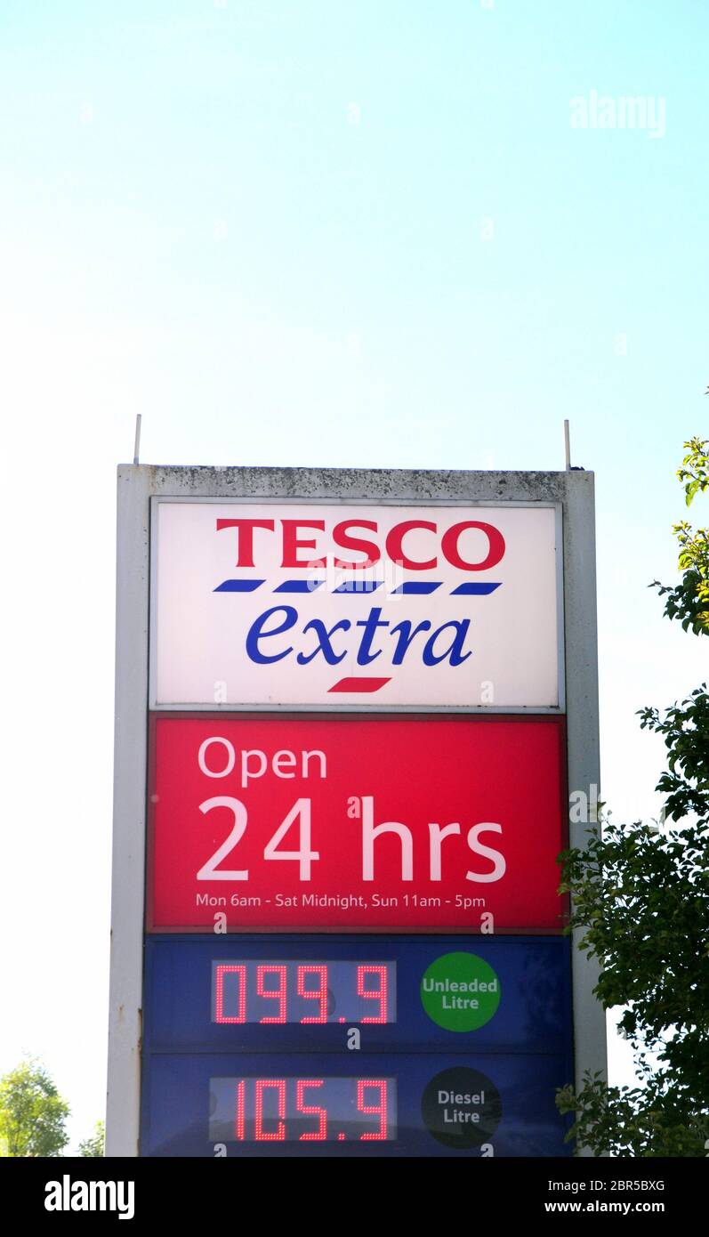 Benzin fällt unter £1 pro Liter in großbritannien. Ein Tesco Extra Tankstellen- oder Garagenpreissilder in Gorton, Manchester, England, Großbritannien, 20. Mai 2020, zeigt bleifreies Benzin bei 99.9 Pence pro Liter und Diesel bei 105.9 Pence pro Liter. Die Ölpreise fielen im Frühjahr 2020 während der Coronavirus- oder Covid-Pandemie 19, als sie fuhren, und alle Arten von Reisen gingen weltweit zurück. Stockfoto