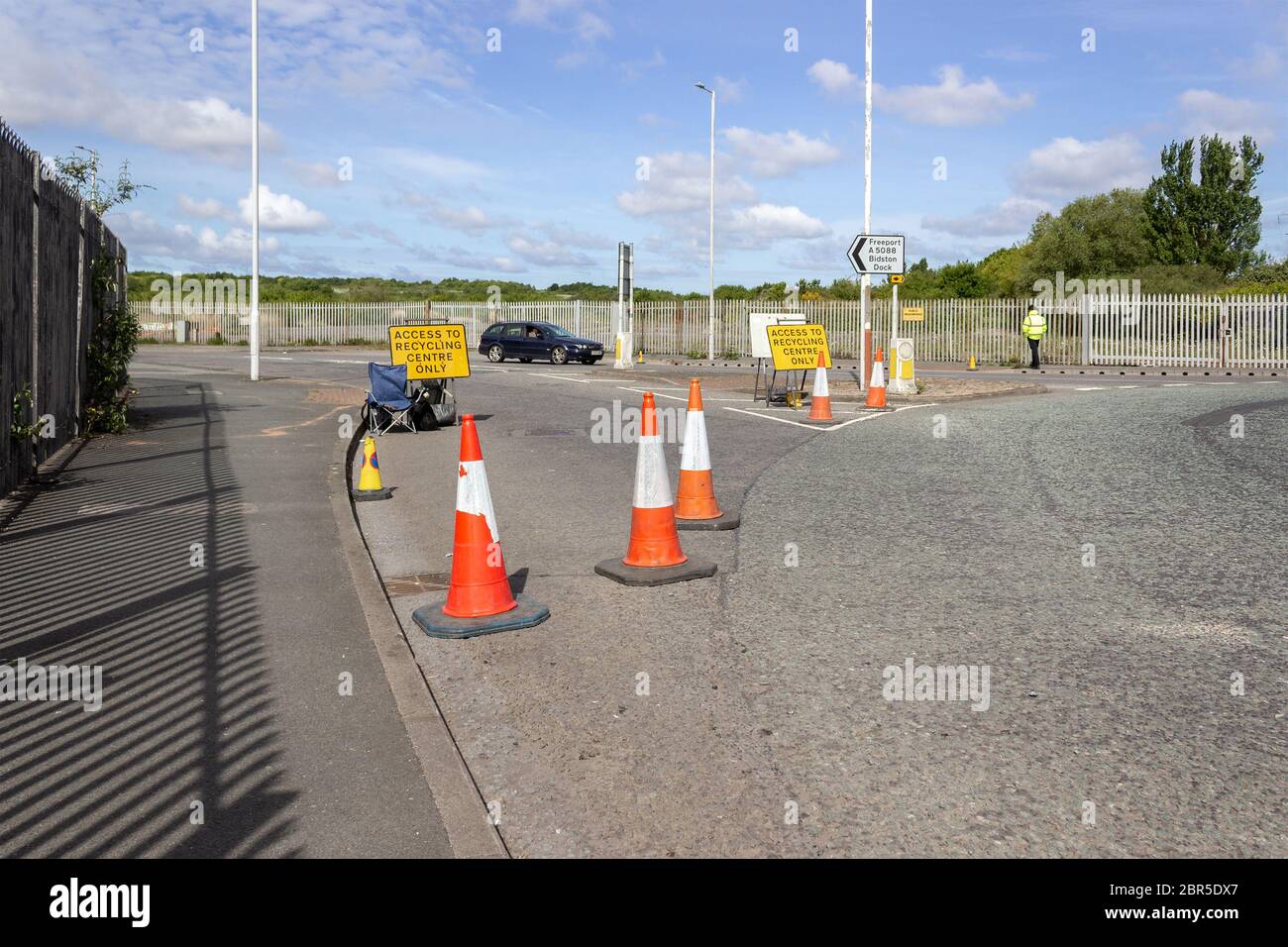 Kontrollierter Zugang zum Bidston Recycling Center aufgrund von Covid-19 Sperrbeschränkungen. Wallasey Bridge Road, Birkenhead. Stockfoto