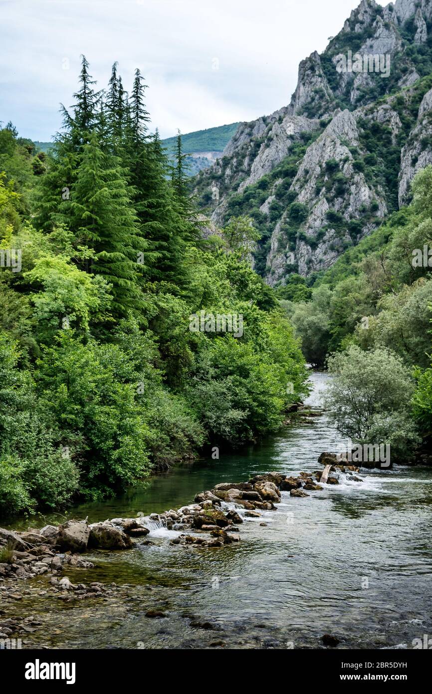 Treska Fluss im westlichen Teil von Nord-Mazedonien, ein rechter Nebenfluss zu Vardar, knapp unterhalb Matka Canyon und Dam - bekannt für Kajak-Wettbewerbe Stockfoto