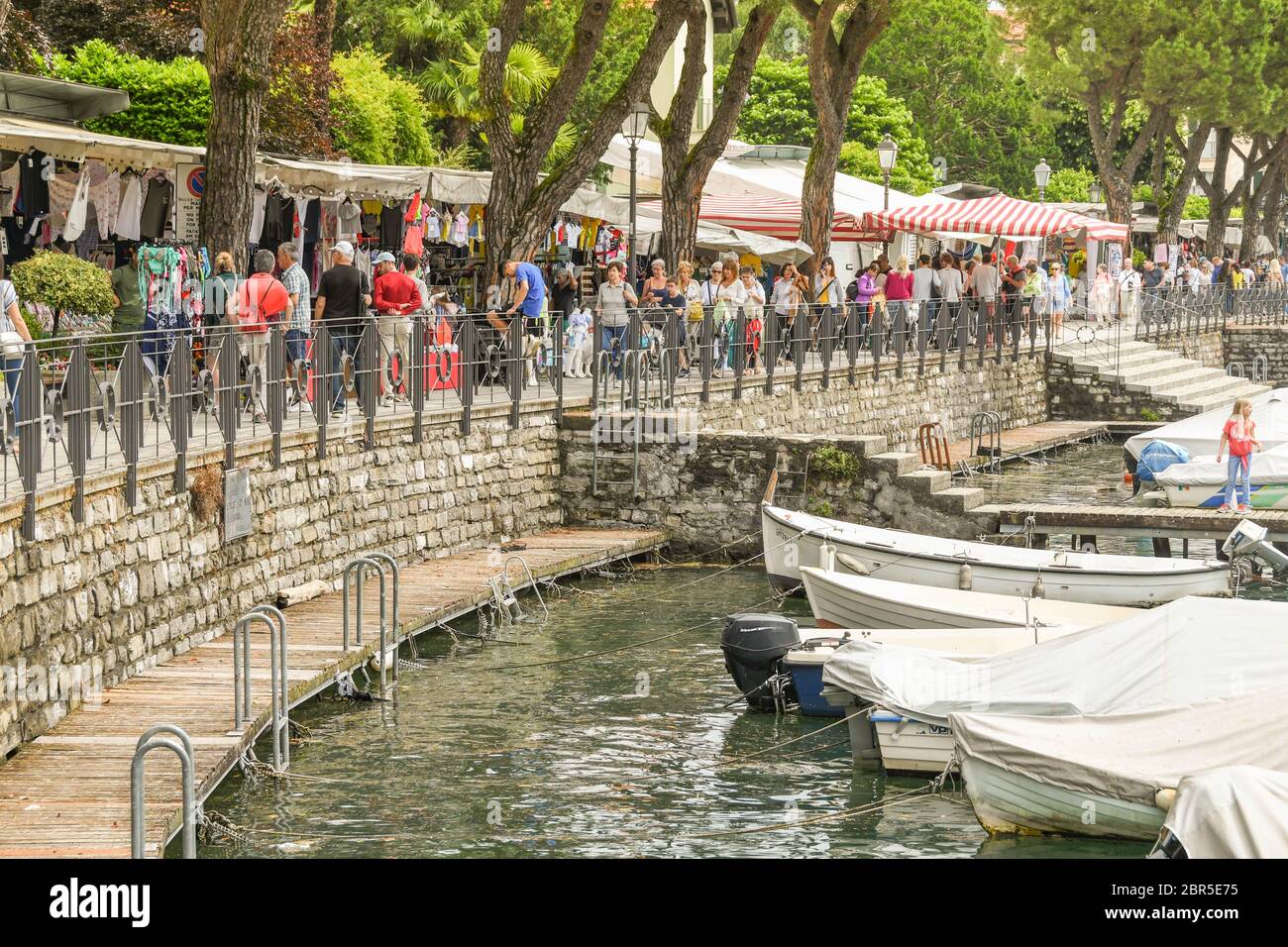 LENNO, COMER SEE, ITALIEN - JUNI 2019: Menschen, die an Ständen am Markt am See in Lenno am Comer See vorbeilaufen. Stockfoto