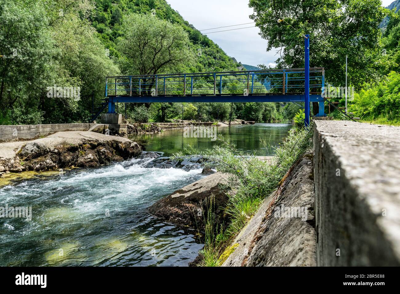 Treska Fluss im westlichen Teil von Nord-Mazedonien, ein rechter Nebenfluss zu Vardar, knapp unterhalb Matka Canyon und Dam - bekannt für Kajak-Wettbewerbe Stockfoto