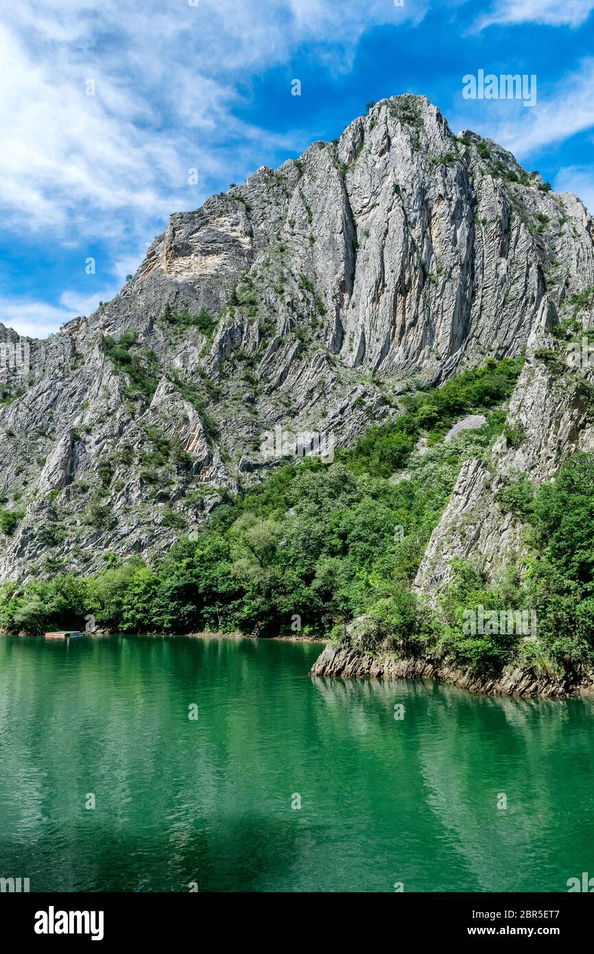 Matka Canyon und Matka See - westlich von Zentral Skopje, Nord Mazedonien. Es ist eines der beliebtesten Outdoor-Ziele in Mazedonien Stockfoto