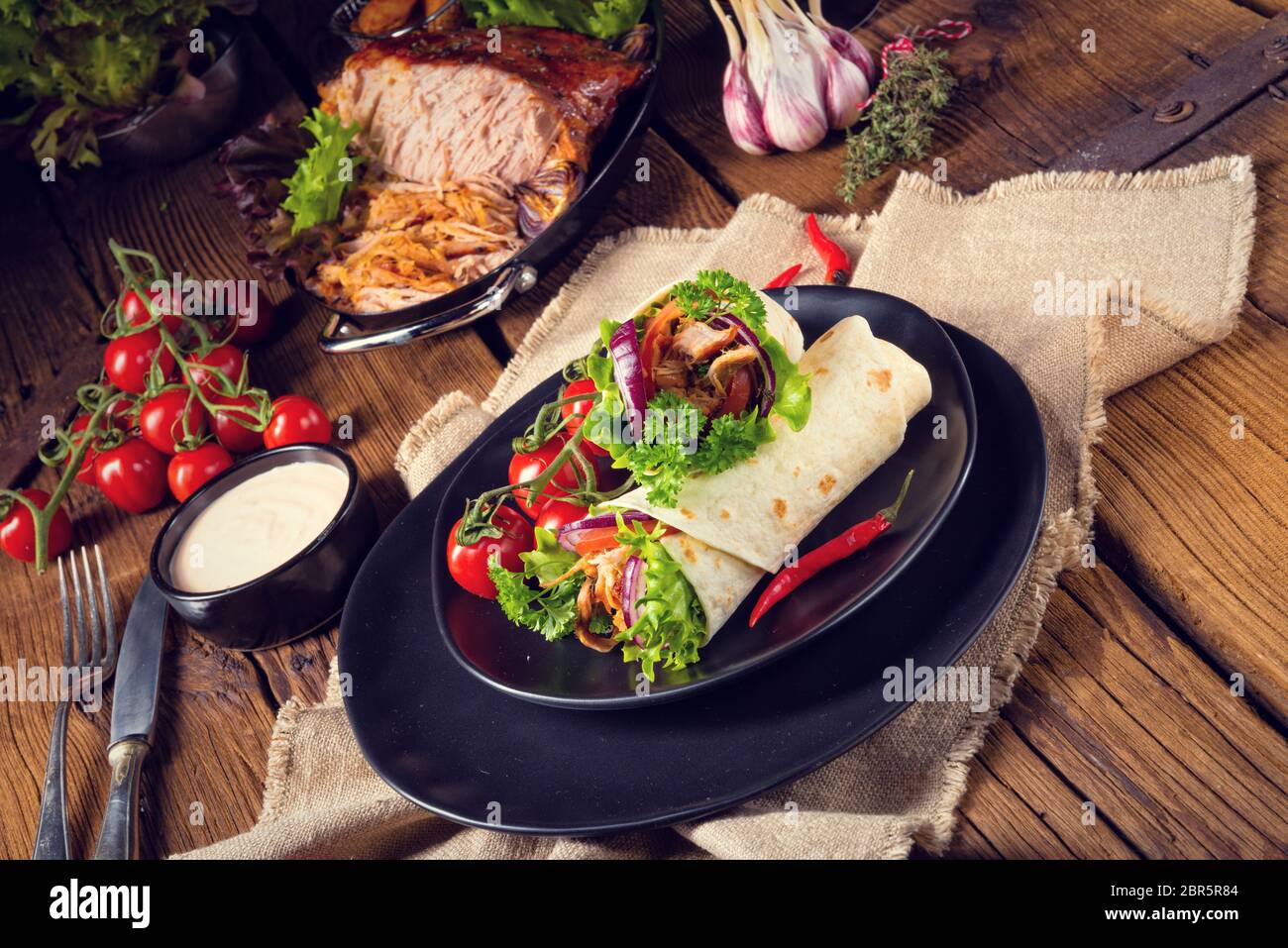 Leckere Wraps mit zog Schweinefleisch und Salat gefüllt Stockfoto