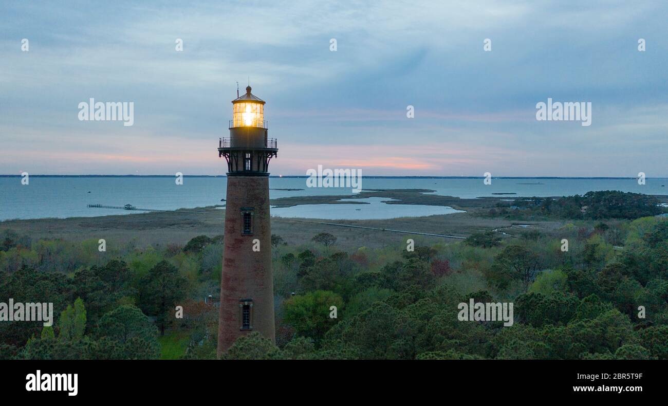 Das letzte Licht verbläßt über den ganzen Kopf Bay an der Ostküste in North Carolina Stockfoto