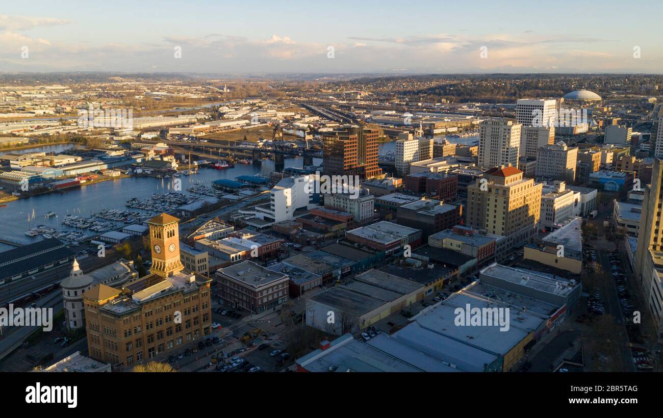 Die POV bewegt sich in Richtung Innenstadt mit dem Murray Morgan Brücke und Mt. Rainier im Hintergrund Stockfoto