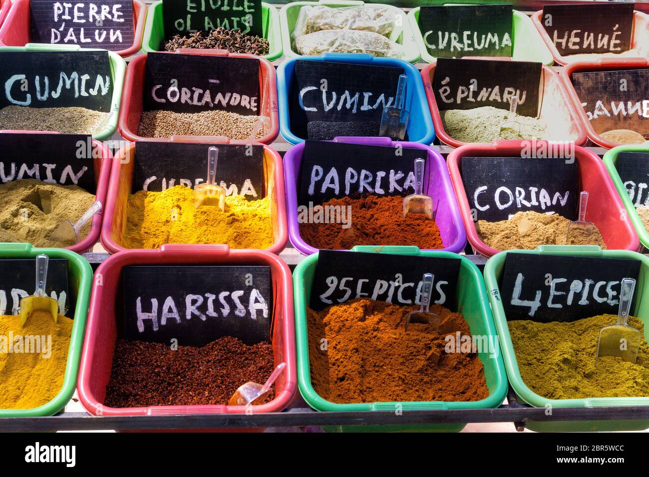 Verschiedene Gewürze zum Verkauf in einem Straßenmarkt in Houmt El Souk in Djerba, Tunesien. Stockfoto