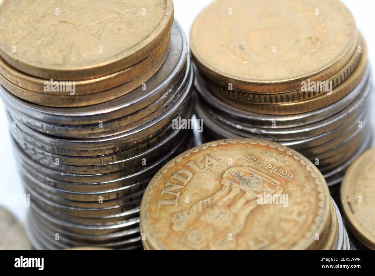 Lagerstapel von Hundert Nummer 5 fünf Indische Rupie metall Münze Währung. Ansicht von oben. Finanzen, Wirtschaft, Investitionen Konzept. Banking und Exchange Objekt. Stockfoto