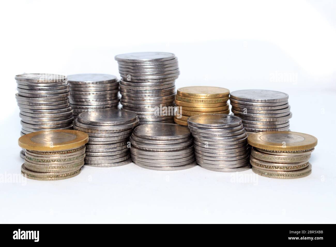 Lagerstapel von Hundert Nummer 1, 10, 5 Indische Rupie metall Münze Währung auf isolierten Hintergrund. Finanzen, Wirtschaft, Investitionen Konzept. Banking und Exc Stockfoto