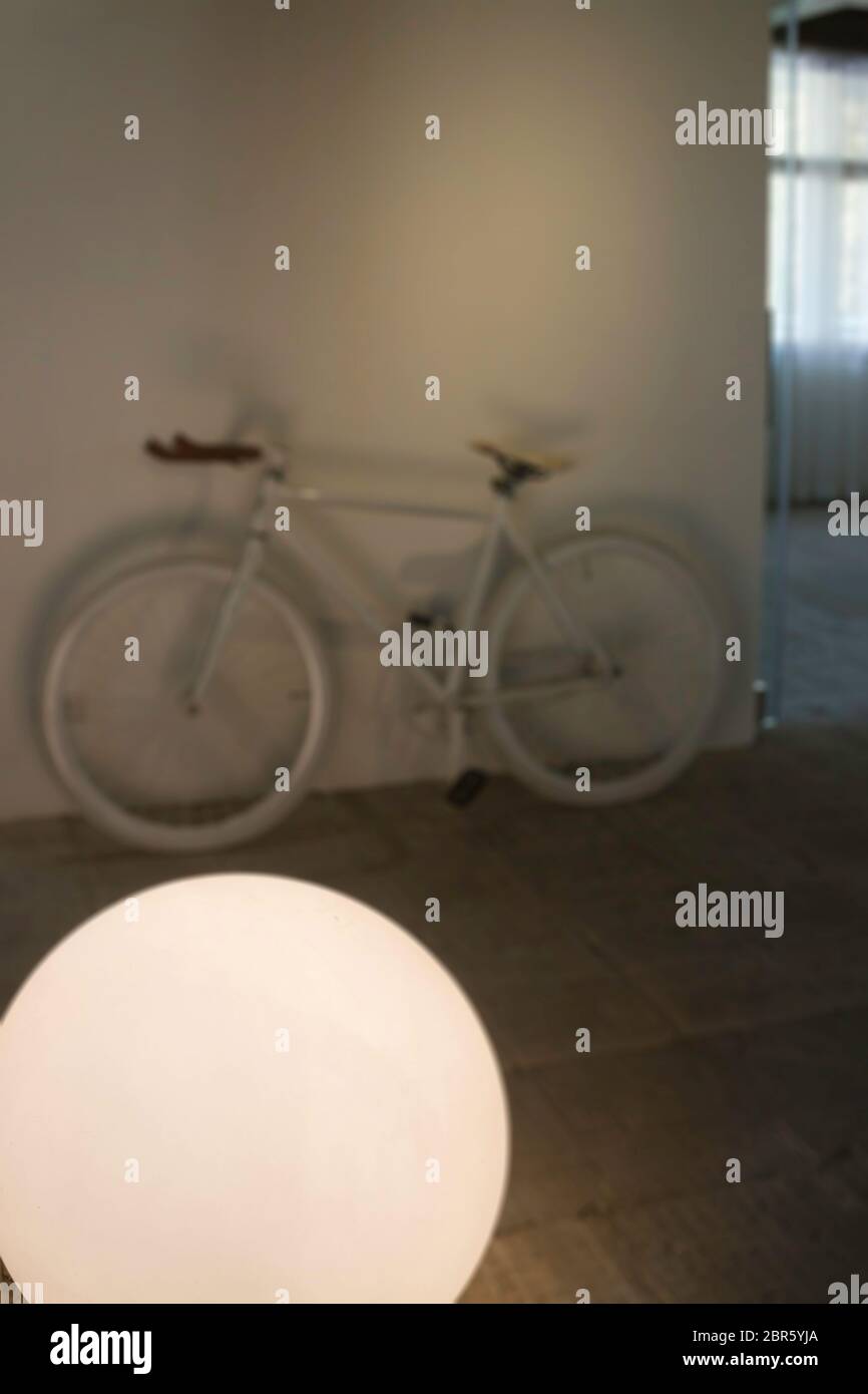 Vintage Racing Bike im Cafe eingerichtet, Foto Stockfoto