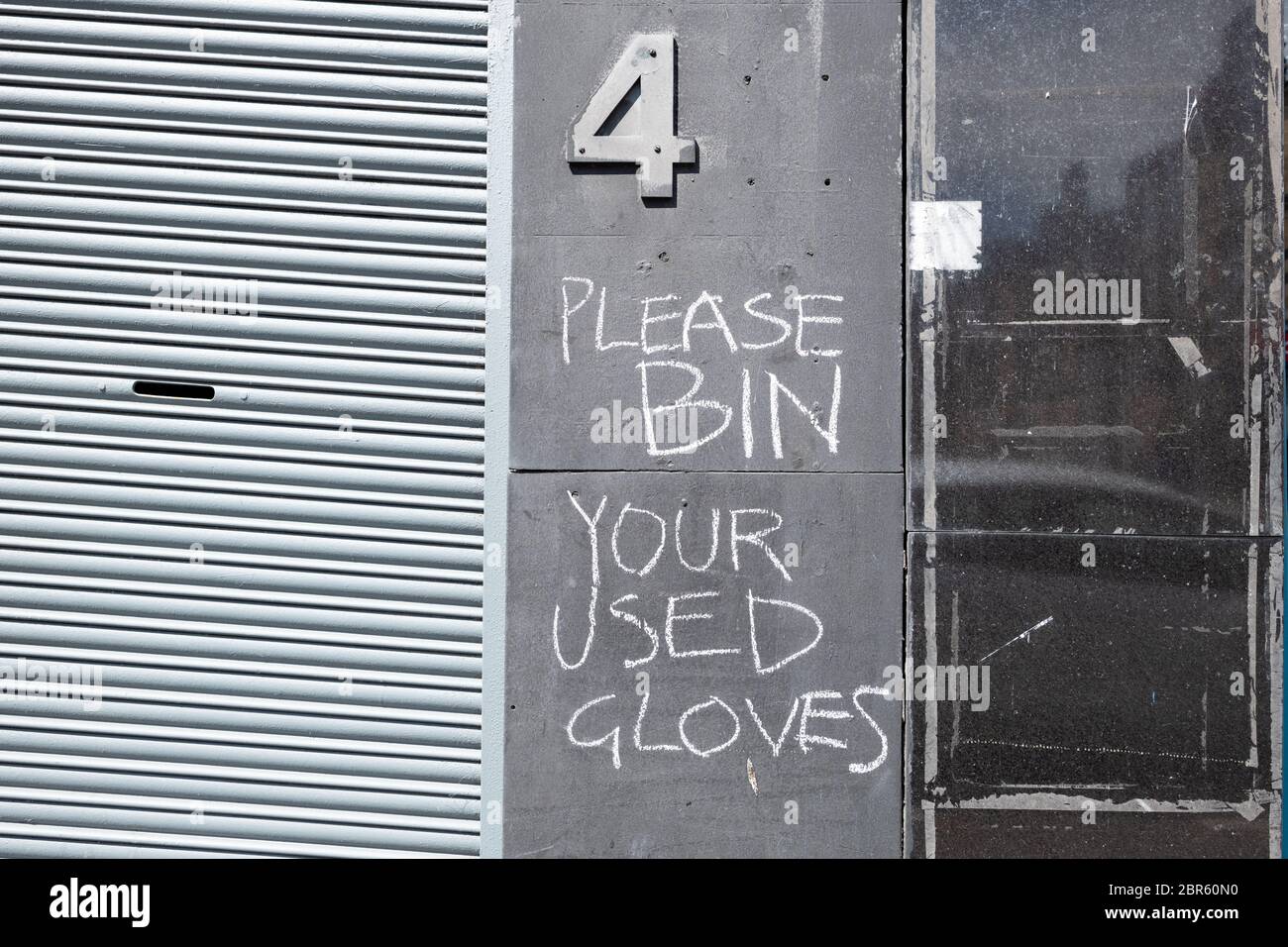 Bitte entsorgen Sie Ihre gebrauchten Handschuhe Kreide Graffiti während Coronavirus Pandemie, Shawlands, Glasgow, Schottland, Großbritannien Stockfoto