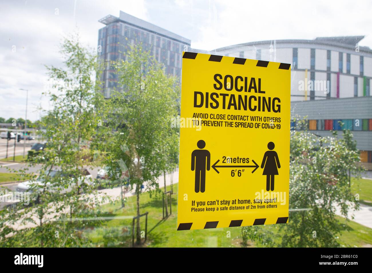 Soziale Distanzierung 2m Zeichen außerhalb des Queen Elizabeth University Hospital, Glasgow, Schottland, Großbritannien, während der Coronavirus-Pandemie 2020 Stockfoto