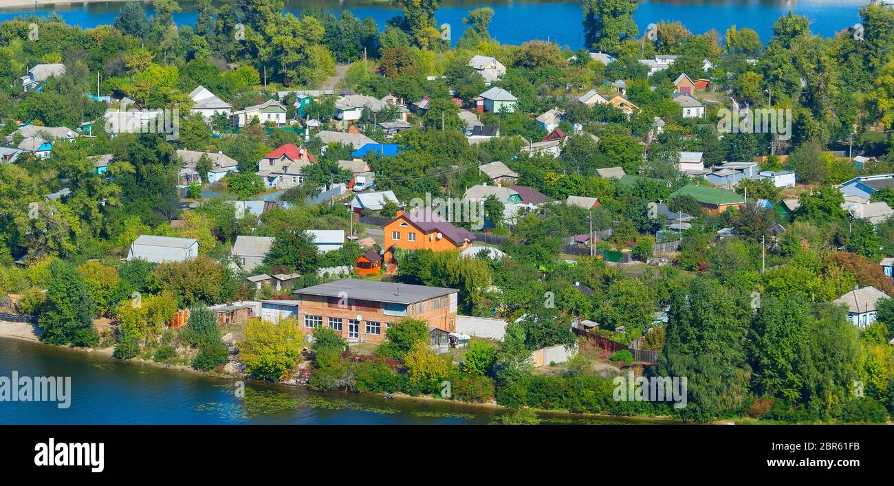 Private Housing Area auf der grünen Halbinsel am Fluss Dnepr. Kiew, Ukraine Stockfoto