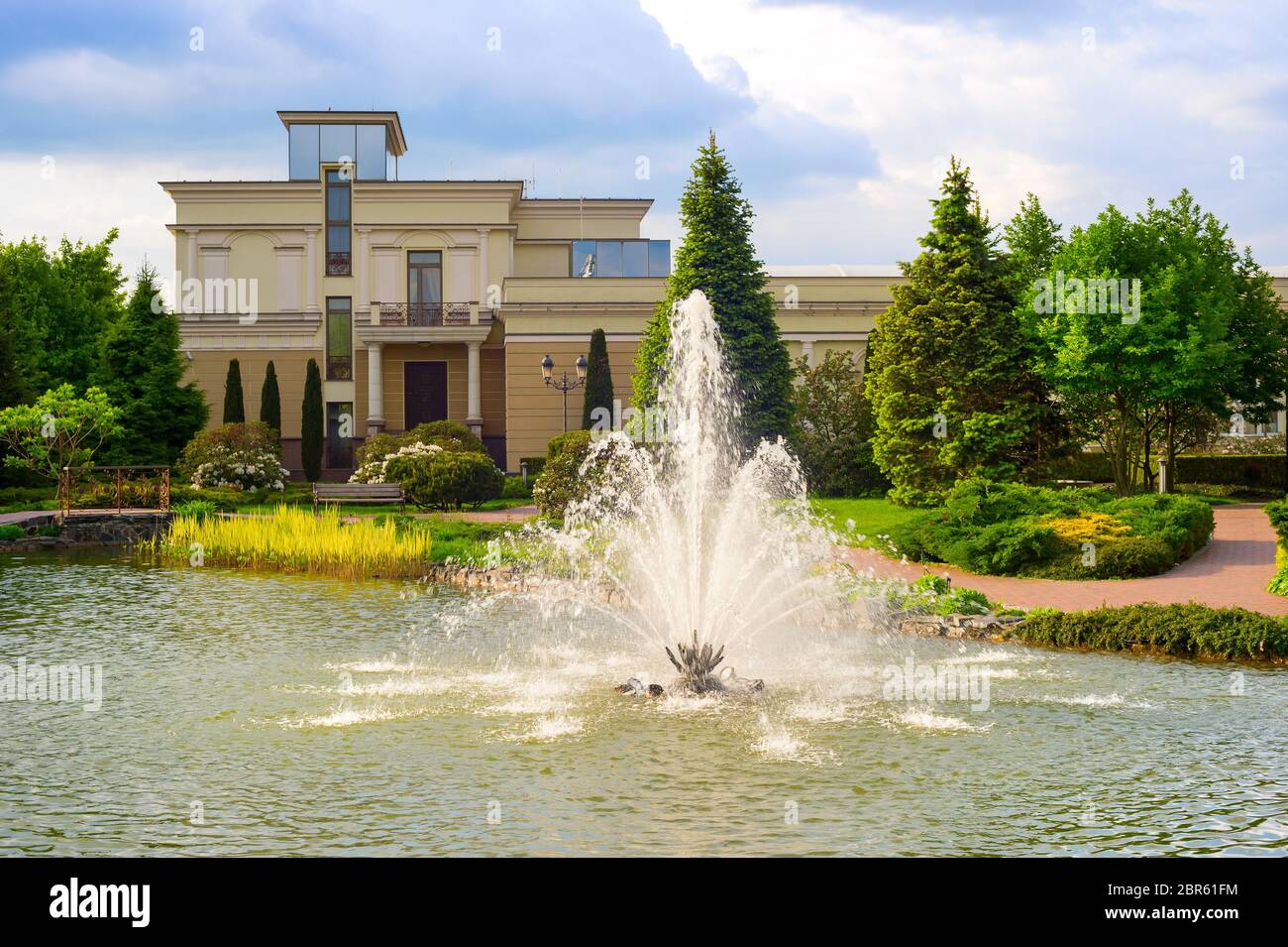 Schönen Brunnen bei Mezhyhirya Residence in der Nähe von Kiew, Ukraine. Stockfoto