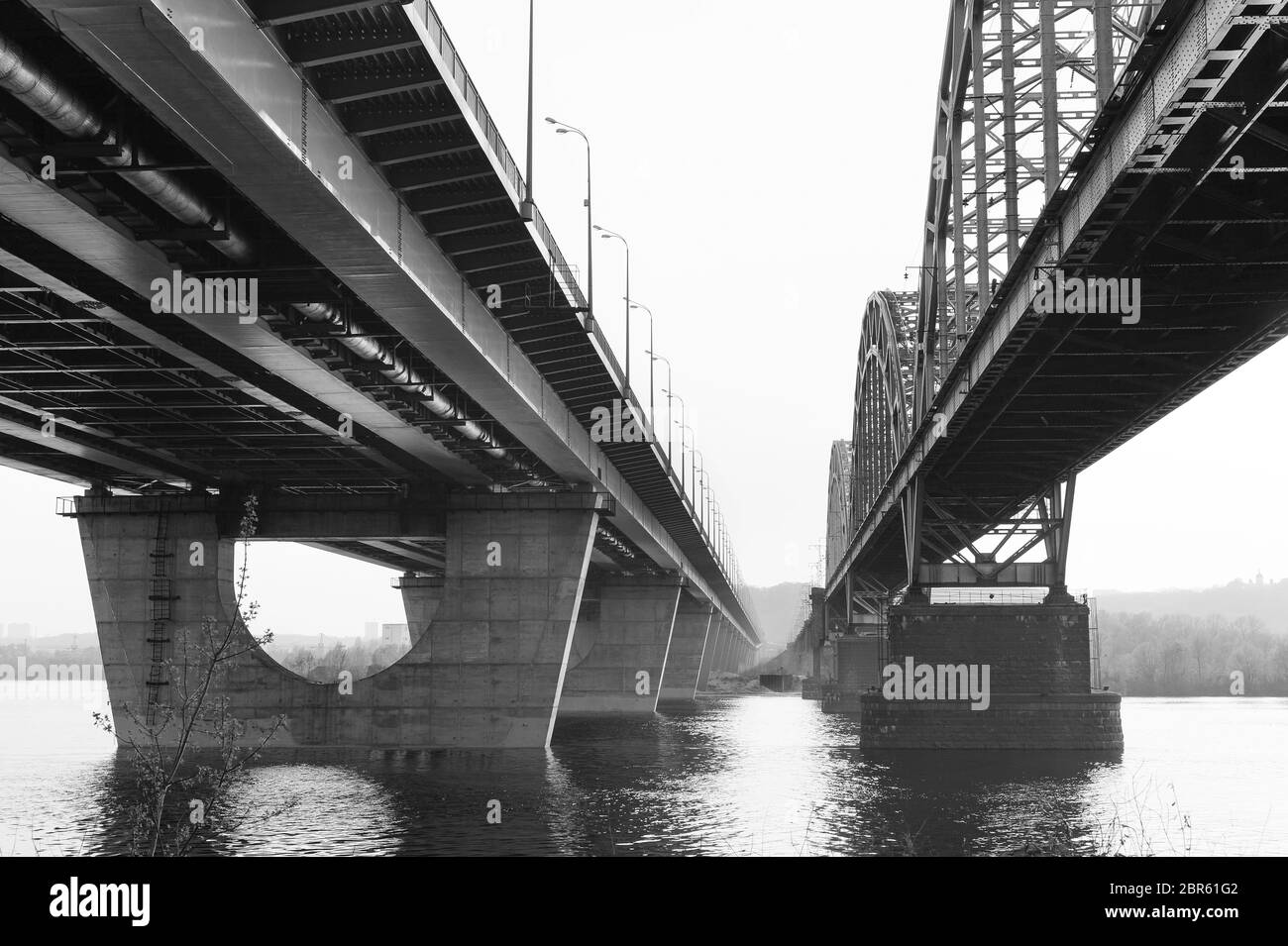 Zwei parallele Brücke - Bahnhof und Neue Darnytskyi Brücke. Kiew, Ukraine Stockfoto