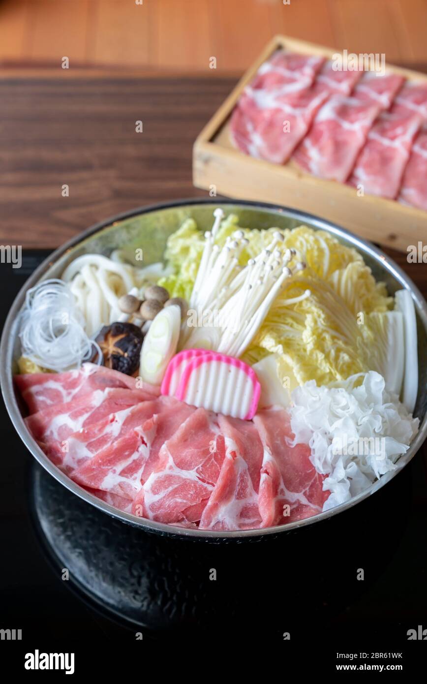 Japanische Kurobuta Schweinefleisch Sukiyaki Satz bereit zu kochen Stockfoto