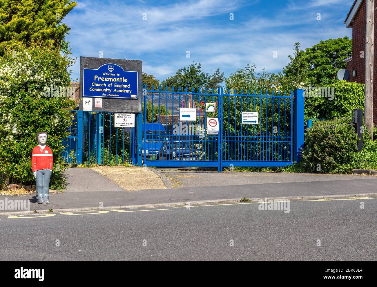 Eintritt zur Freemantle Church of England Community Academy Grundschule in Southampton während des Covid 19 Ausbruchs geschlossen, England, Großbritannien Stockfoto