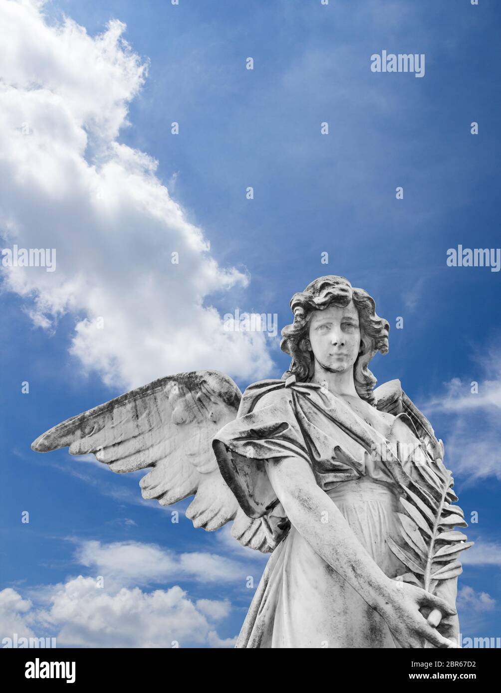 Statue eines Engels mit Olivenzweigen mit Himmel und Wolken im Hintergrund Stockfoto