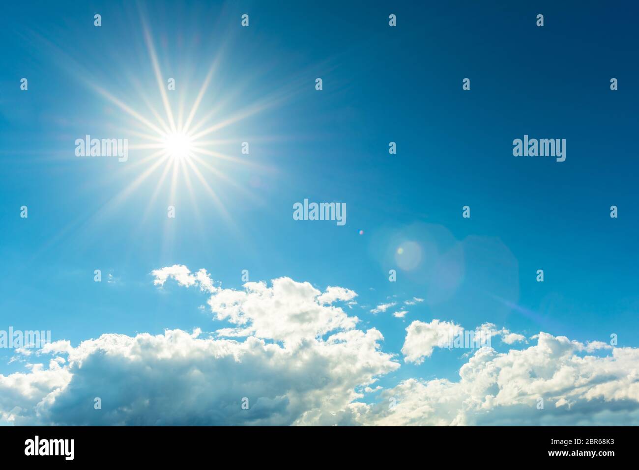 Sommer Hintergrund, blauer Himmel mit Sonne und Wolken Stockfoto