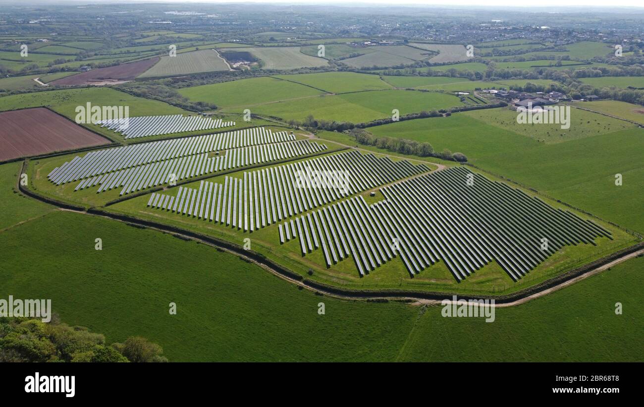 Ein Photovoltaikkraftwerk, Solarpark / Solarpark, Photovoltaikanlage (PV-Anlage) auf dem Bauernhof in der Nähe von Haverfordwest, Pembrokeshire Wales. GROSSBRITANNIEN Stockfoto