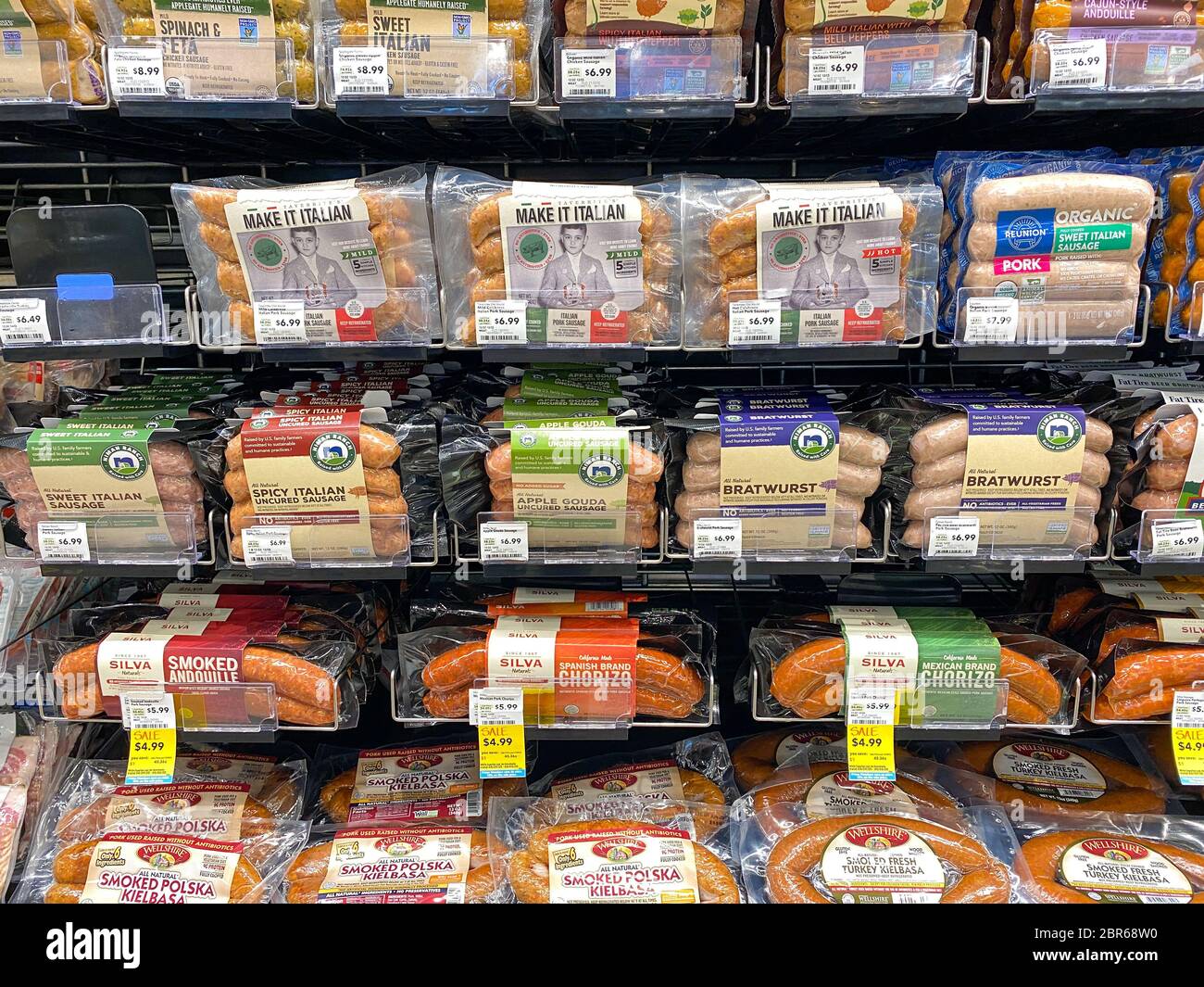 Orlando,FL/USA-5/3/20: Eine Ausstellung verschiedener Wurstpackungen in der Fleischabteilung eines Whole Foods Market Supermarket. Stockfoto