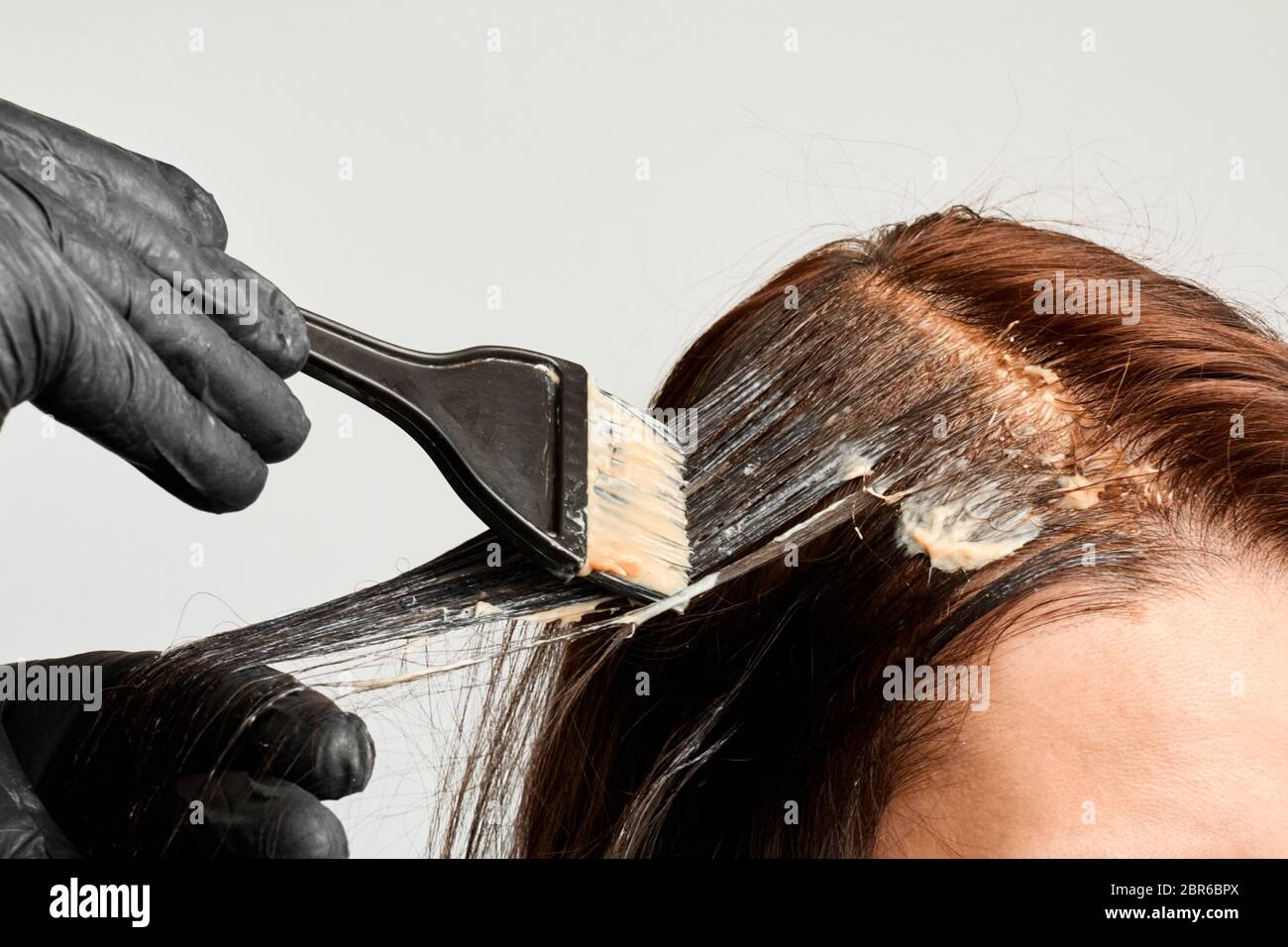 Ein Friseur Farben Ein Haar Zu Frauen Mit Schwarzen Pinsel Brunet Andern Einer Haarfarbe Ehemann Farbt Seiner Frau Haare Stockfotografie Alamy