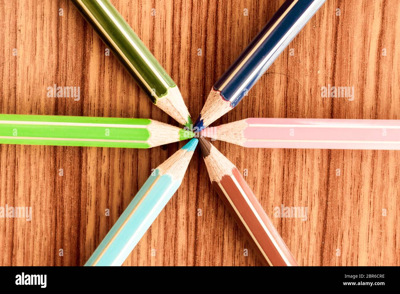 Buntstifte, die auf Mitte. Symbolische Bild zentrale Macht treffen an einem Punkt. Nahaufnahme einer Auswahl von Multi Buntstifte, nahe beieinander Arrang Stockfoto