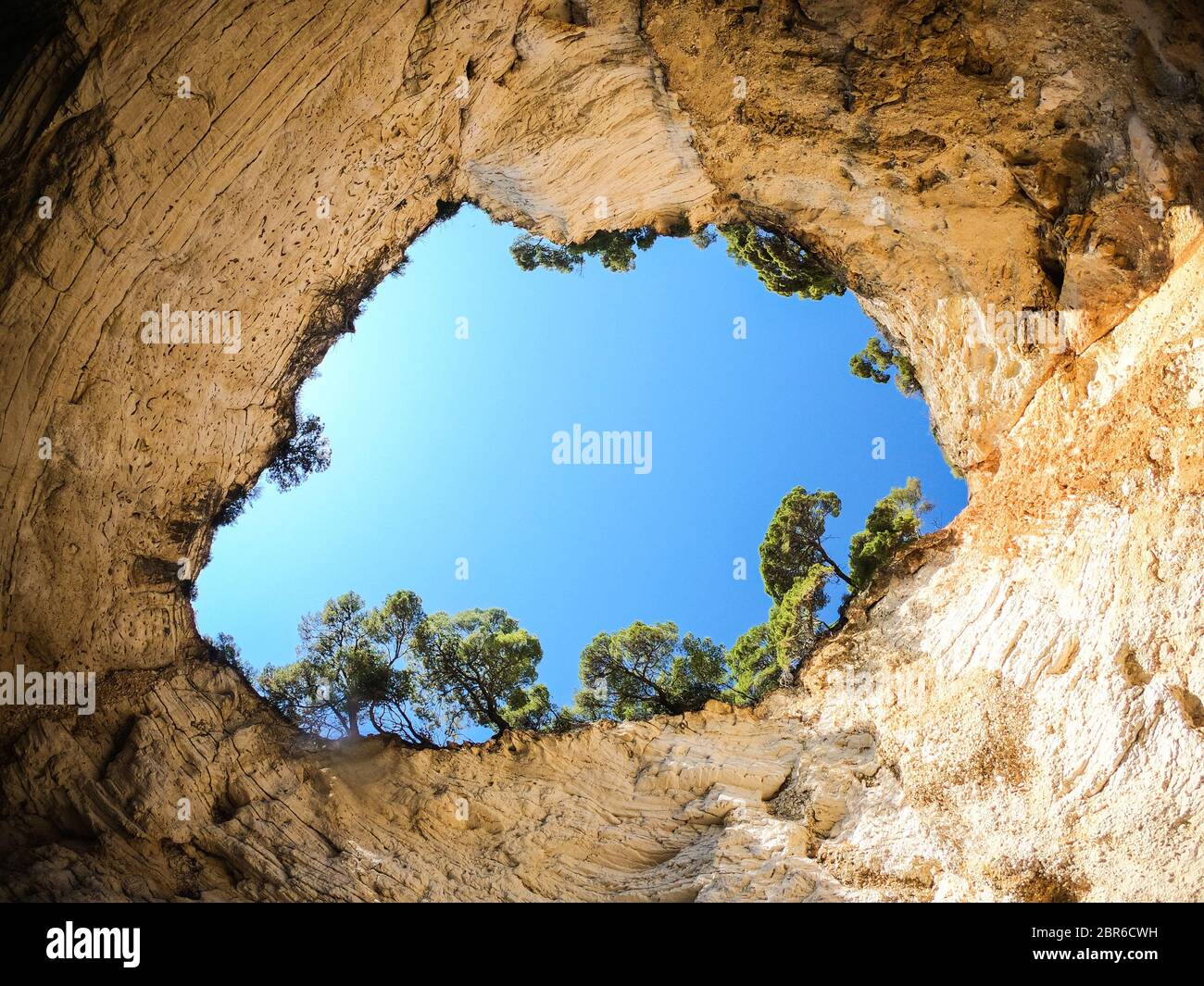 Panoramablick auf die herrliche Meereshöhle 'Grotta sfondata'. Vieste, Gargano Nationalpark. Italien Stockfoto