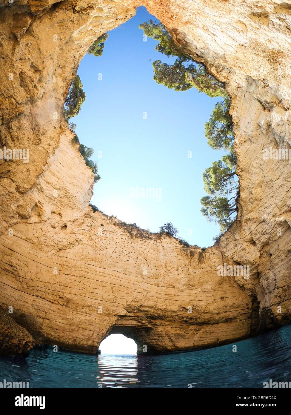 Panoramablick auf die herrliche Meereshöhle 'Grotta sfondata'. Vieste, Gargano Nationalpark. Italien Stockfoto