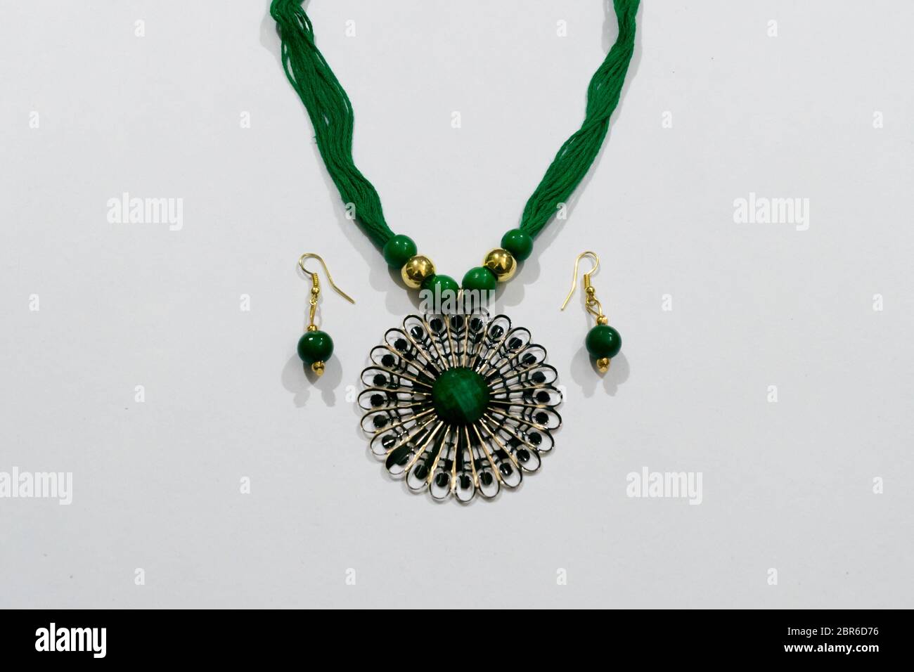Hausgemachten indischen Künstliche designer Seide Kopf Kette oder Maang Tikka oder Klassisches Armband mit Ohrringe Sammlung. Mehrfarbige Mode Schmuck Stockfoto