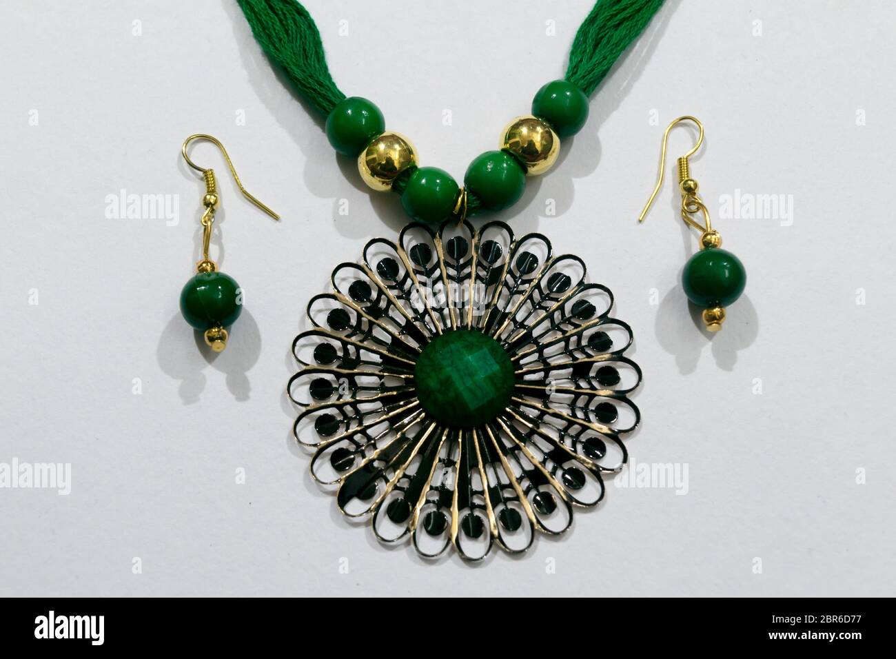 Hausgemachten indischen Künstliche designer Seide Kopf Kette oder Maang Tikka oder Klassisches Armband mit Ohrringe Sammlung. Mehrfarbige Mode Schmuck Stockfoto