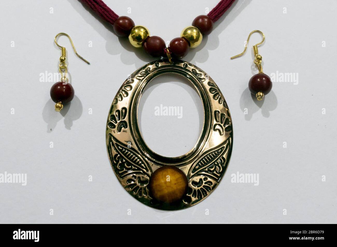 Hausgemachten indischen Künstliche designer Seide Kopf Kette oder Maang Tikka oder Klassisches Armband mit Ohrringe Sammlung. Mehrfarbige Mode Schmuck Stockfoto
