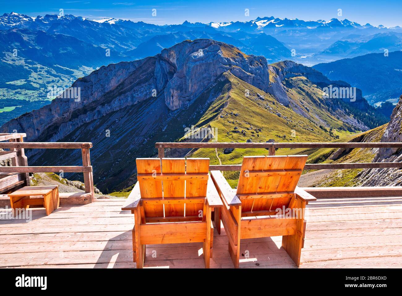 Entspannen Liegestuhl Schweizer Alpen Panorama, Pilatus Berg Reiseziel,  Landschaft der Schweiz Stockfotografie - Alamy