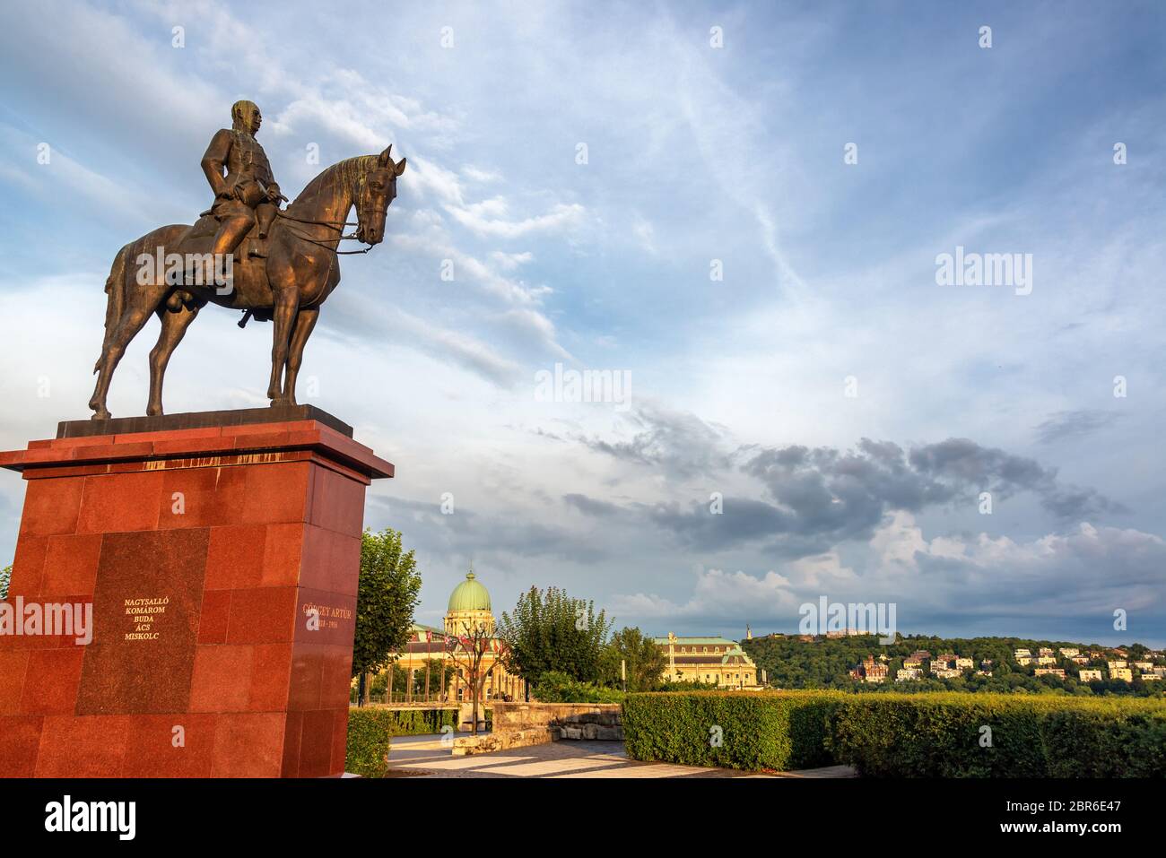 Reiterstandbild in Budapest, Ungarn mit der Nationalgalerie im Hintergrund Stockfoto