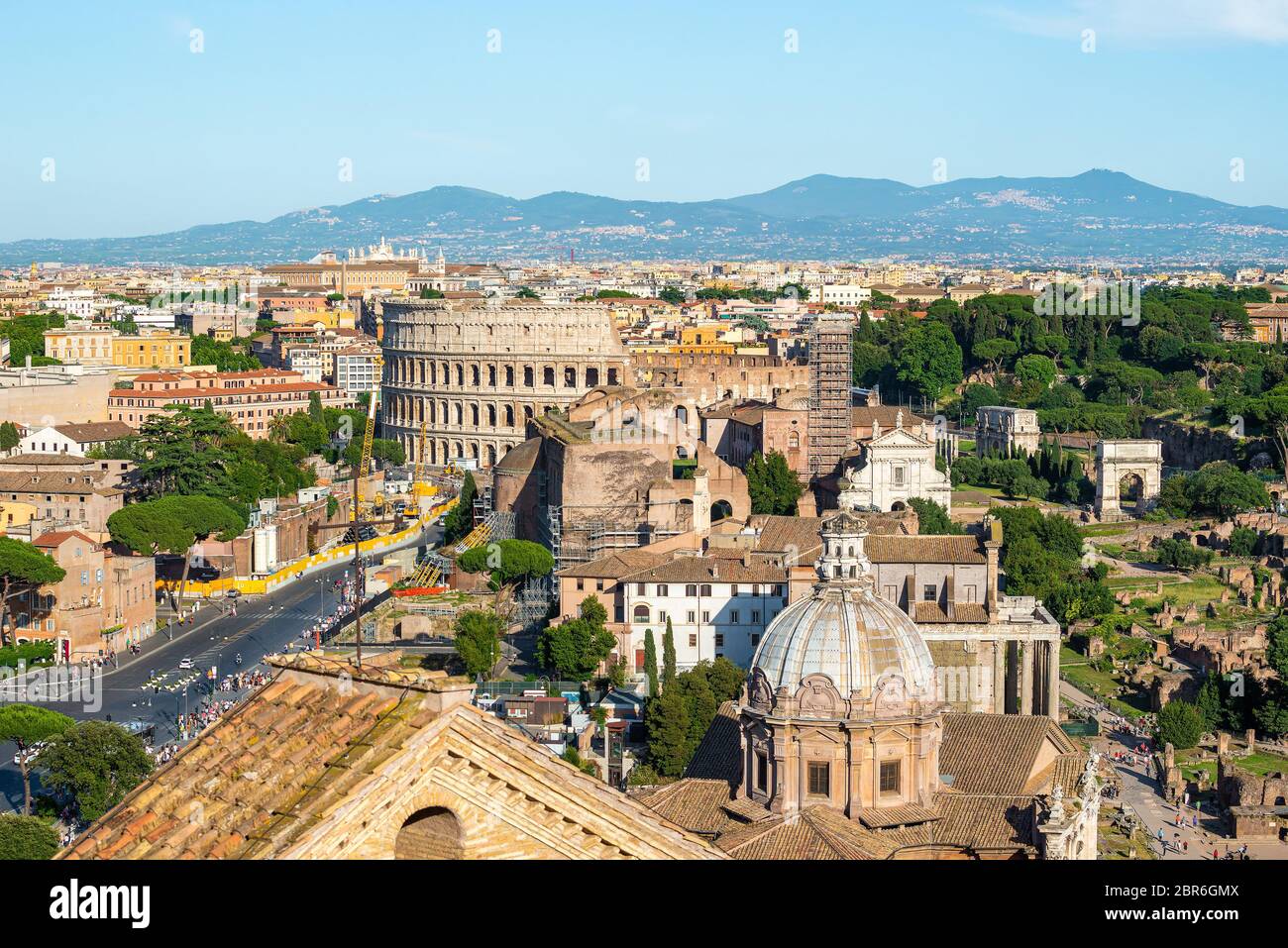 Kolosseum und der Basilika Santi Giovanni e Paolo in Rom Stockfoto