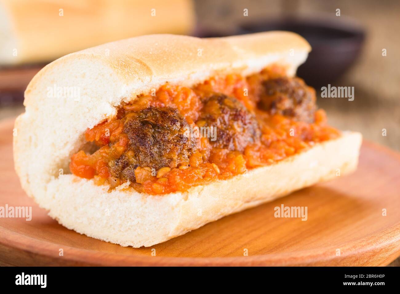 Sandwich mit hausgemachten frikadellen und frischer Tomatensauce auf ...