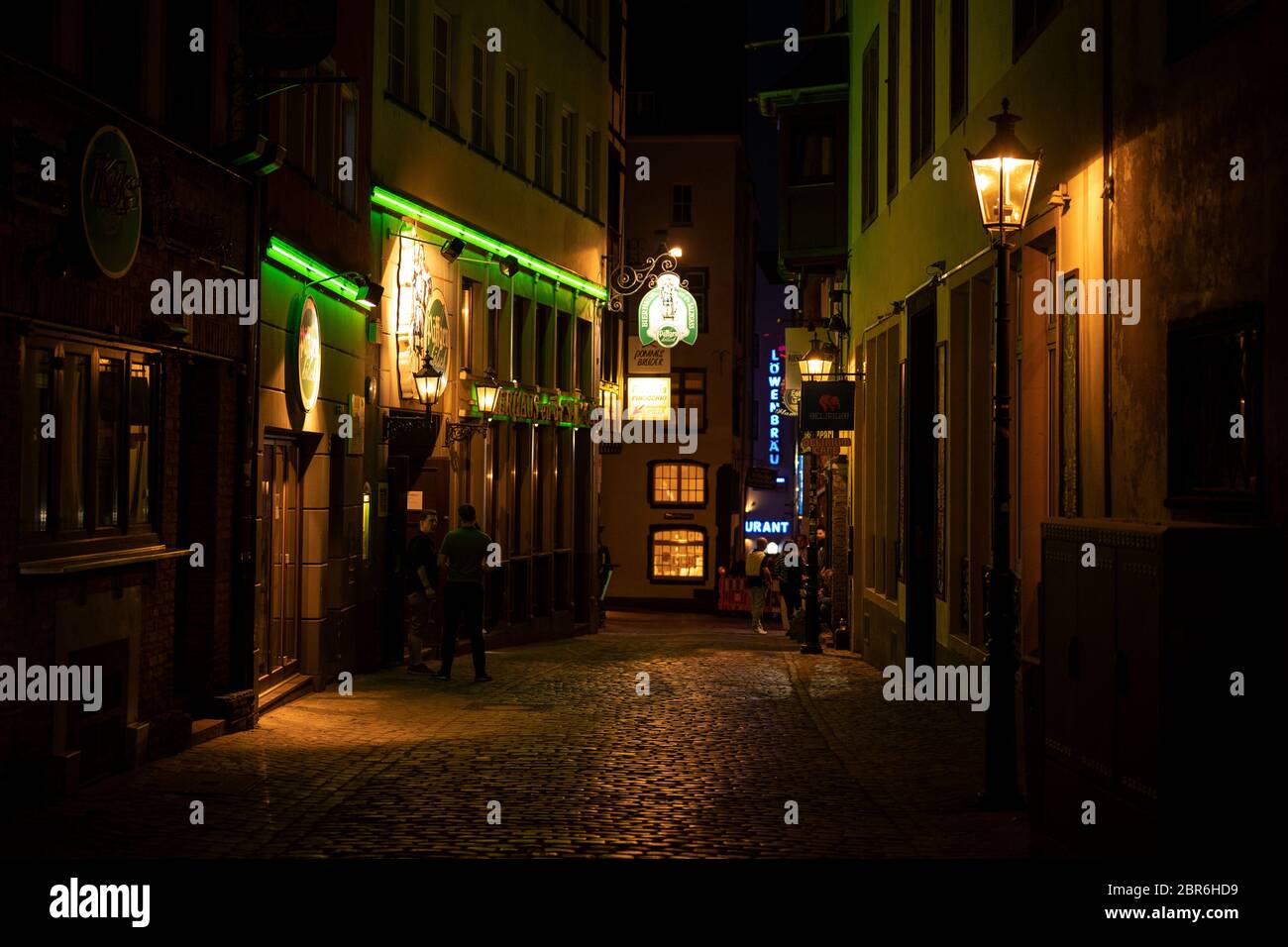 Köln, Deutschland. Mai 2020. Nur wenige Menschen stehen in einer Gasse der Kölner Altstadt vor den Kneipen. Quelle: Marius Becker/dpa/Alamy Live News Stockfoto