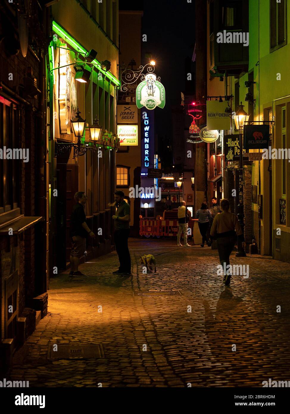 Köln, Deutschland. Mai 2020. Nur wenige Menschen stehen in einer Gasse der Kölner Altstadt vor den Kneipen. Quelle: Marius Becker/dpa/Alamy Live News Stockfoto