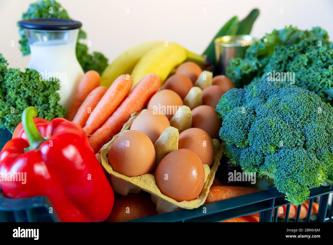 Frische, gesunde Lebensmittel und Gemüse aus dem Supermarkt in grün Fach. Food Delivery Service Stockfoto