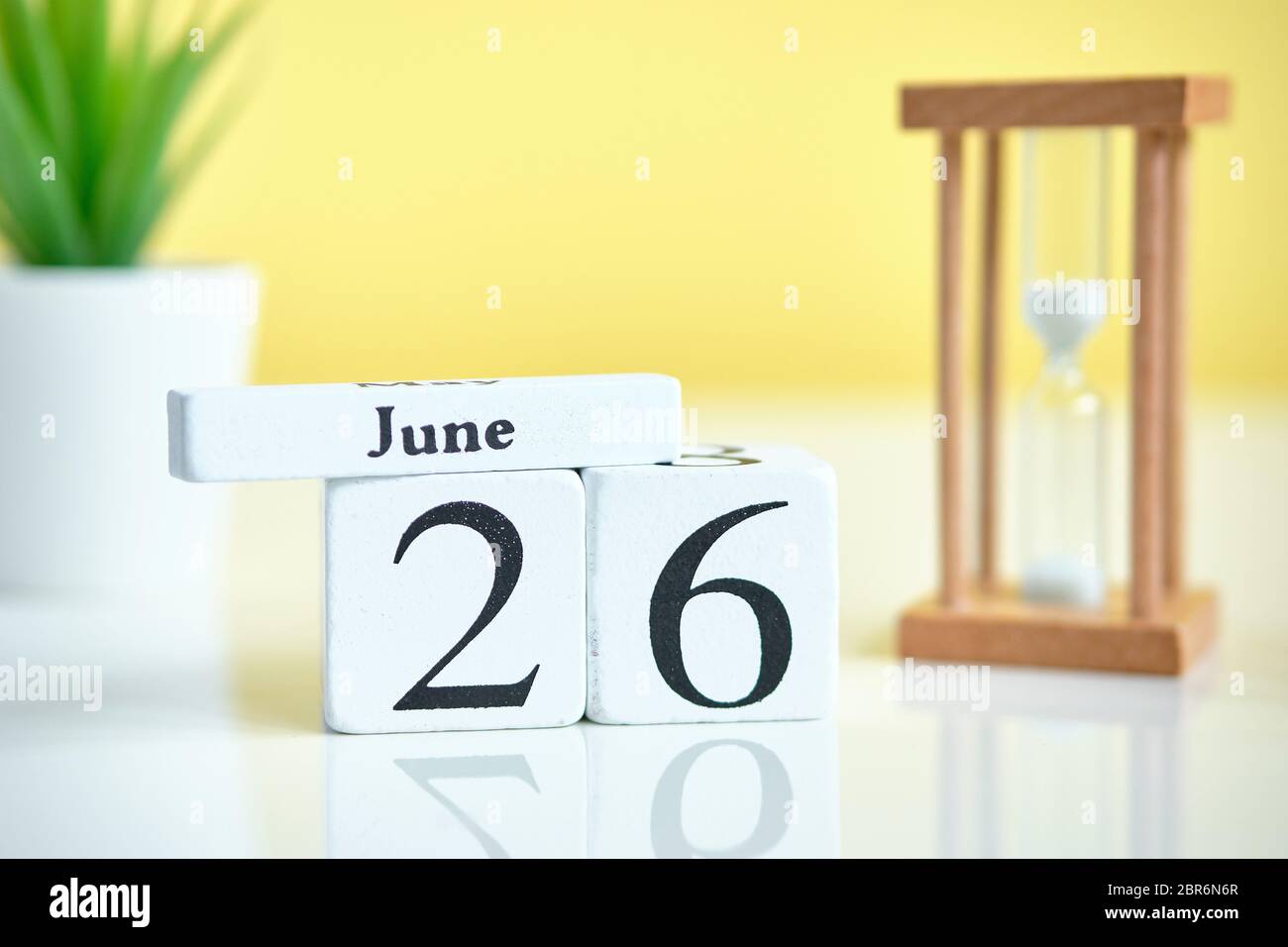 26 sechster Tag juni Monat Kalenderkonzept auf Holzblöcken. Nahaufnahme. Stockfoto